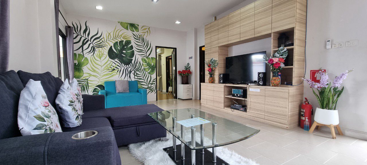 picture Pool Villa in Jomtien 4 Bedrooms for Rent - 7/17