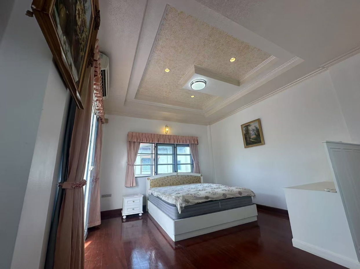 รูป Spacious 8-Bedroom Pool Villa for Sale in Thepprasit - รูปที่ 8/16