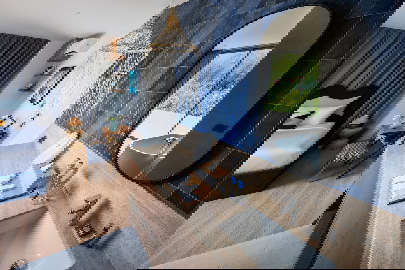 picture Luxury 4 Bedrooms Pool Villa in Na Jomtien for Sale - 11/16