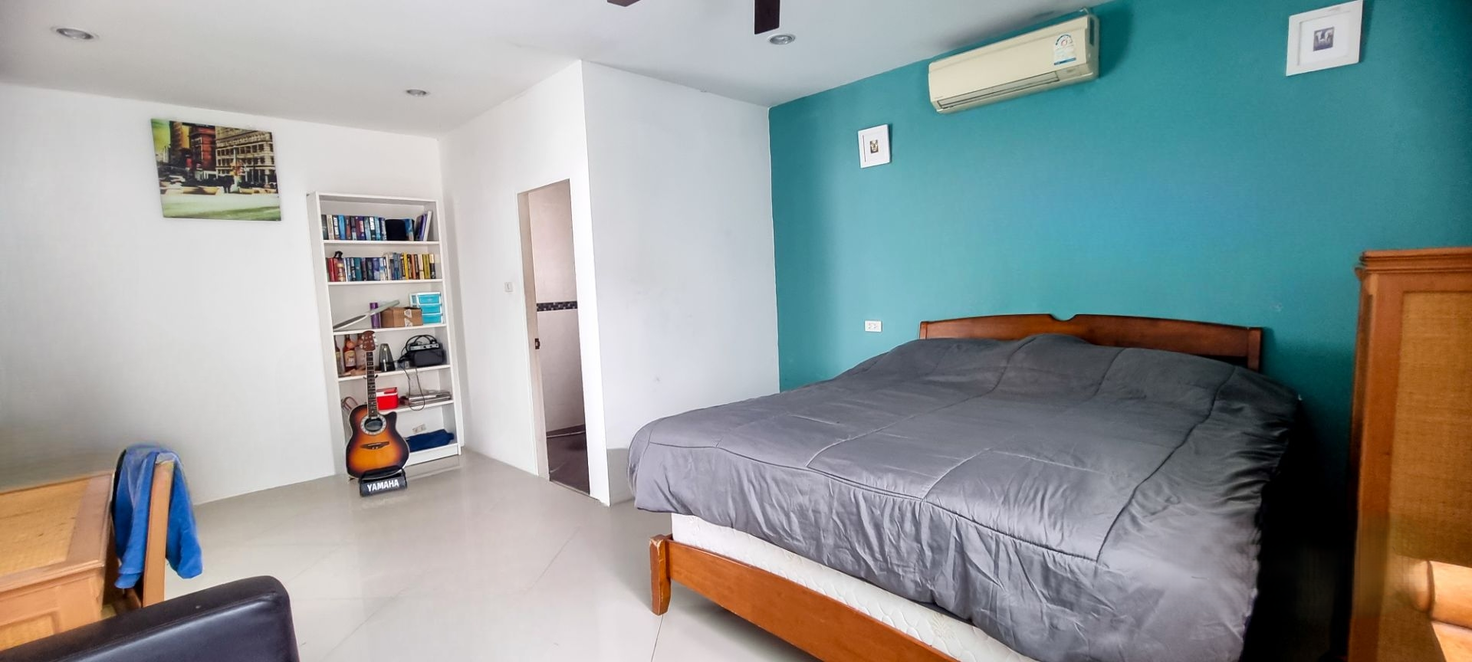 picture Exquisite 3-Storey Luxury Residence for Sale in Bang Saray - 16/19