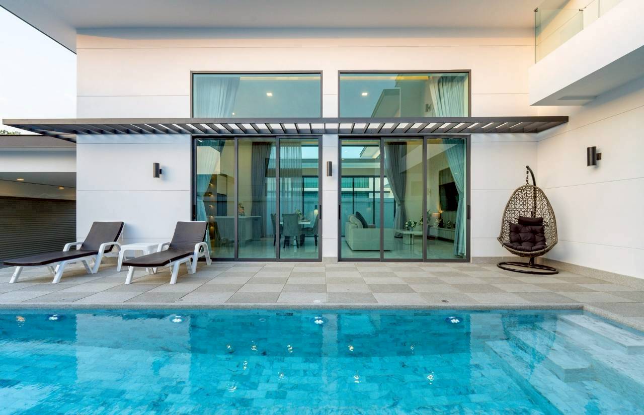 รูป วิลล่าหรู 3 ห้องนอนพร้อมสระว่ายน้ำให้เช่า – ชากนอก พัทยาตะวันออก - รูปที่ 2/19