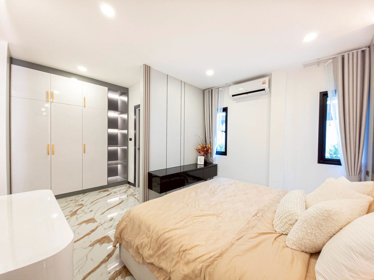 picture Luxury 5-Bedroom Pool Villa for Sale in Thepprasit, South Pattaya - 12/20