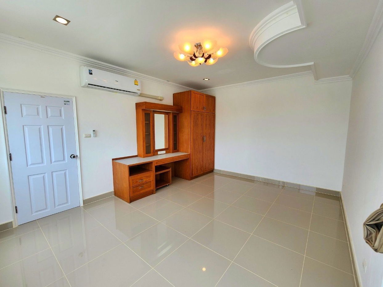 picture Luxury Pool Villa for Sale in Bang Saray - 12/20