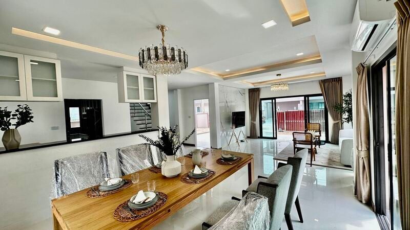 picture Luxury Two-Story Modern Villa for Sale in Huay Yai - 2/8