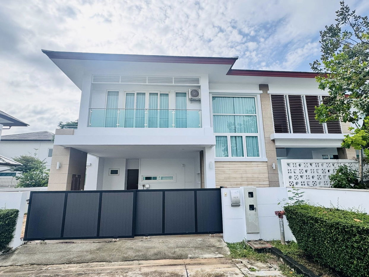 picture Luxury Pool Villa for Sale in North Pattaya - 1/11