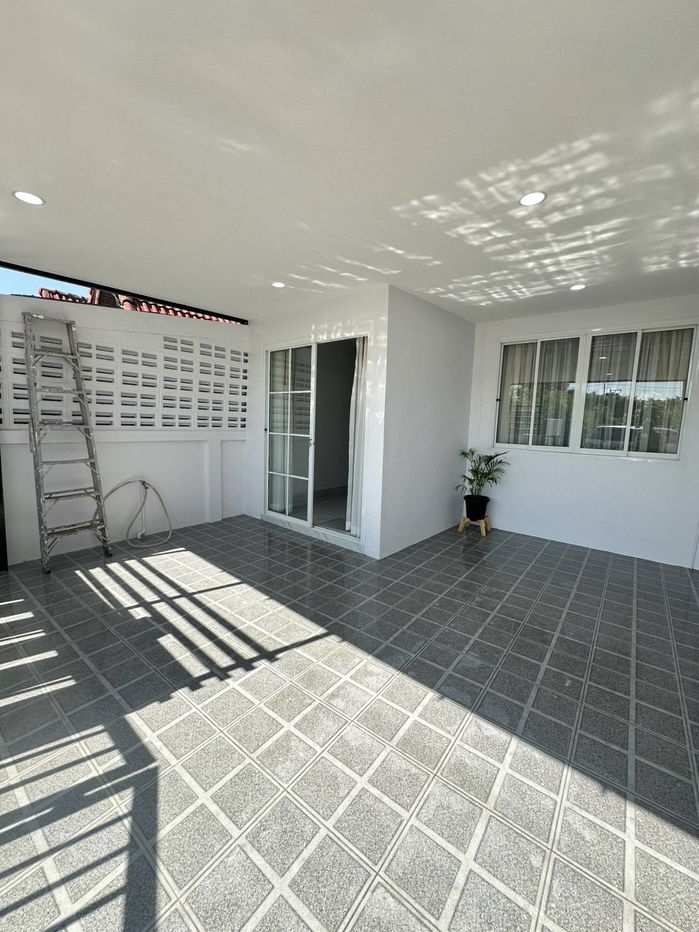 picture Modern 2-Bedroom Condo in Soi Boonsampan - 2/10