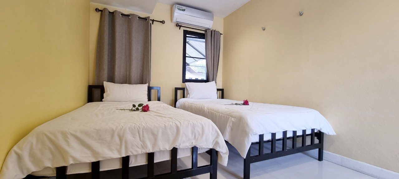 picture Pool Villa in Jomtien 4 Bedrooms for Rent - 8/17