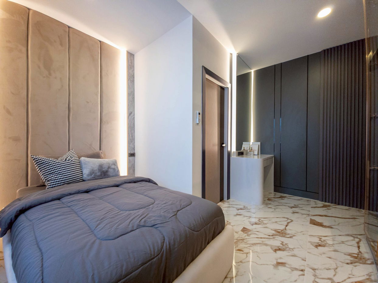 picture Luxury 5-Bedroom Pool Villa for Sale in Thepprasit, South Pattaya - 15/20