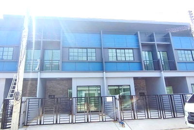 ทาวน์โฮมให้เช่า : ฟิวเจอร์ พาร์ค รังสิต4.6กม. 4 นอน ให้เช่าทาวน์โฮมแสนสิริ 2 ชั้น ใหญ่ 136ตร.ม. 17ตร.วา. นานาชาติไทย 4.5 กม.4 นอน 3 น้ำ MRT รังสิต 3.1กม.