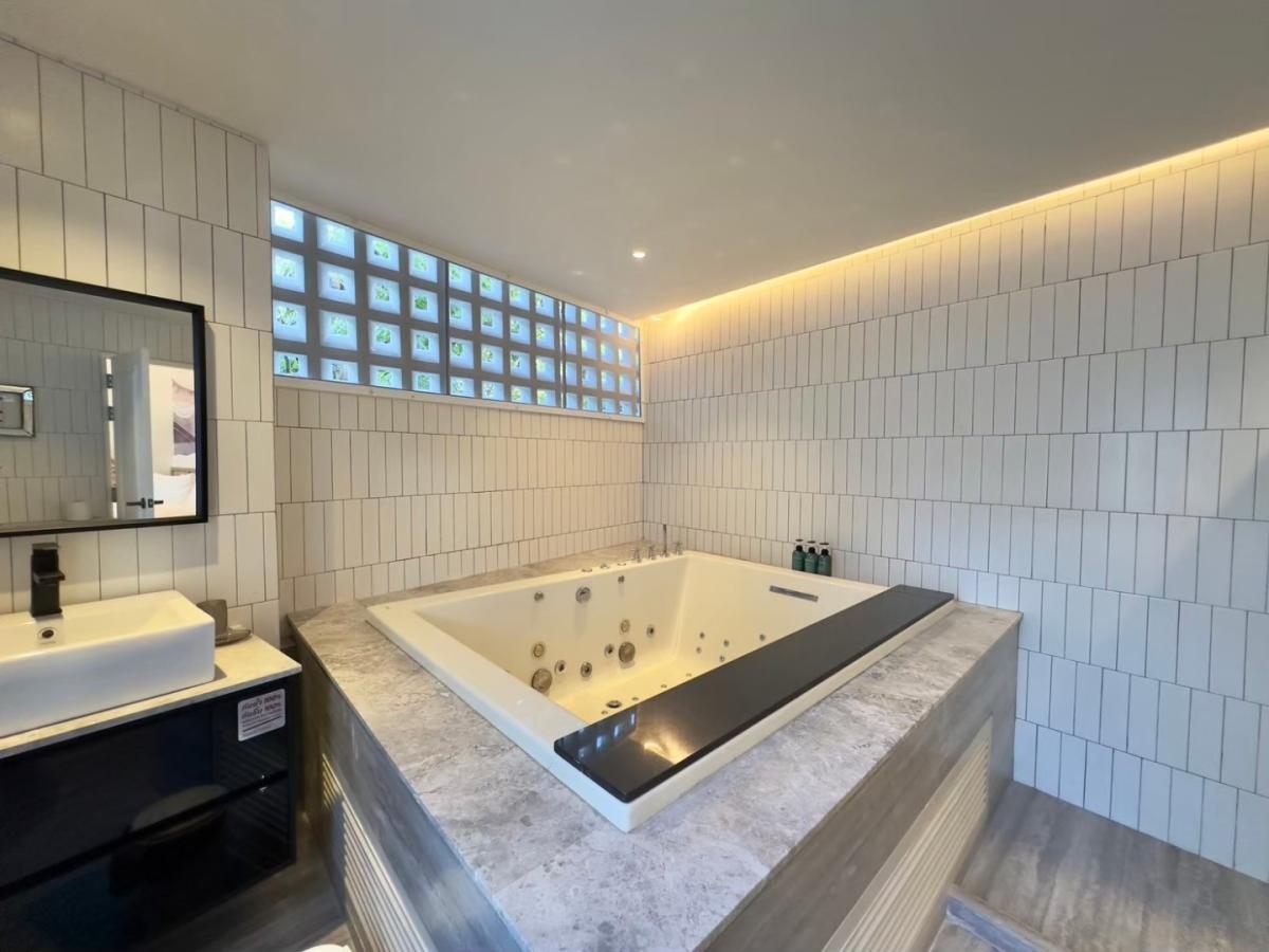 picture 5 Bedrooms Beachfront House in Na Jomtien for Sale - 14/15