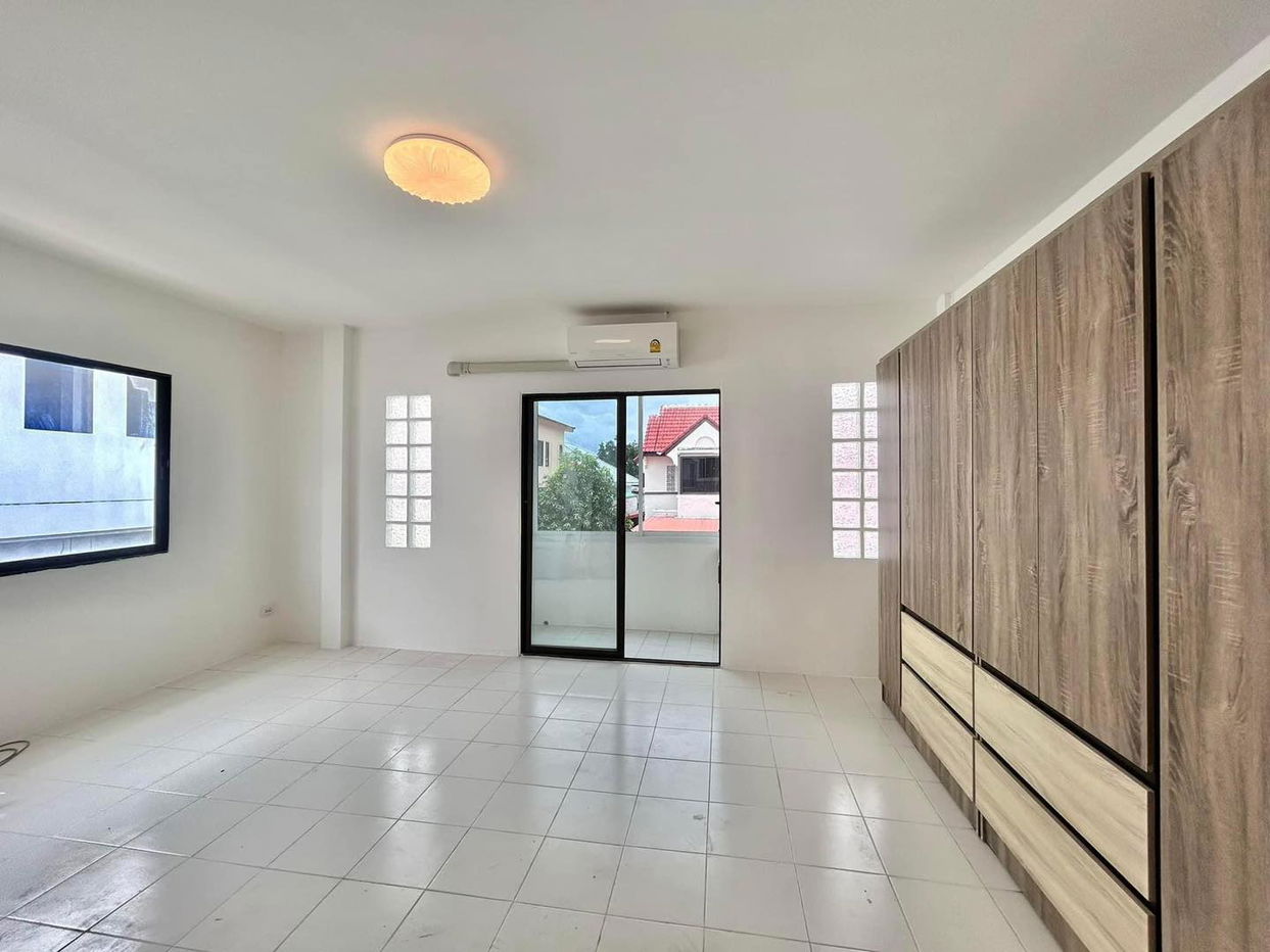 picture 2-Storey House for Sale in East Pattaya - 8/11