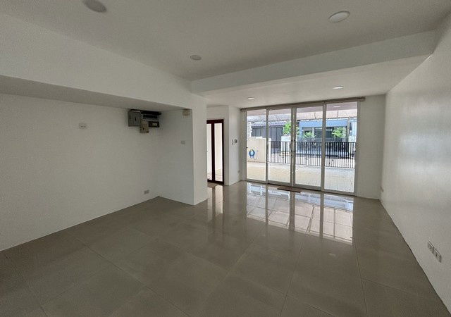 picture FOR RENT  OFFICE PROPERTY  35000 BAHT per MONTH - 3/8