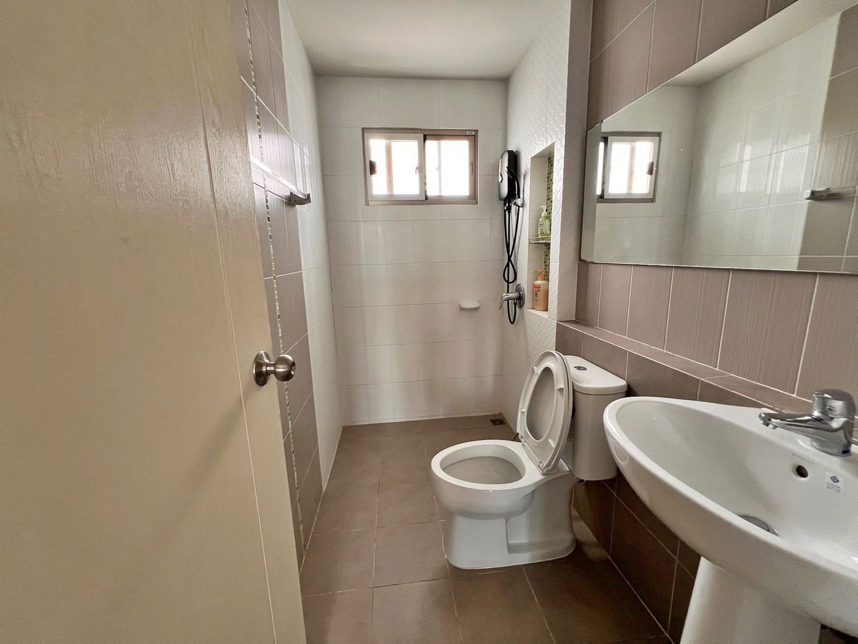 picture 3 Bedrooms Modern House in East Pattaya for Rent - 7/8