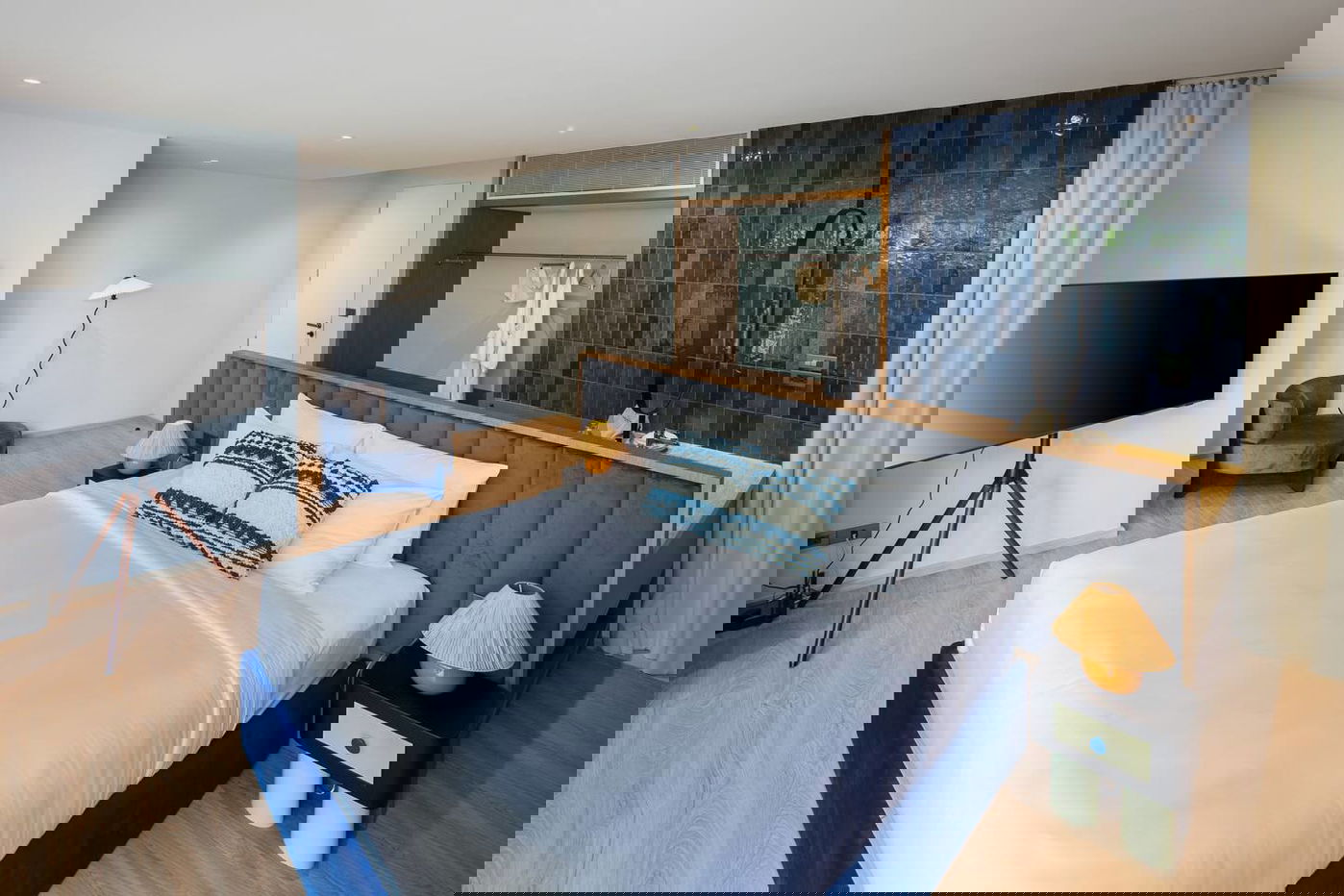 picture Luxury 4 Bedrooms Pool Villa in Na Jomtien for Sale - 6/16