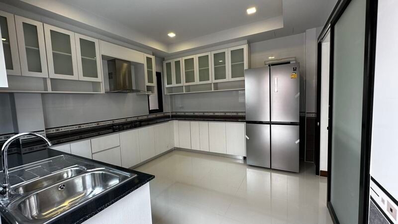picture Luxury Two-Story Modern Villa for Sale in Huay Yai - 4/8
