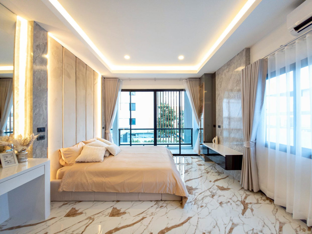 picture Luxury 5-Bedroom Pool Villa for Sale in Thepprasit, South Pattaya - 11/20