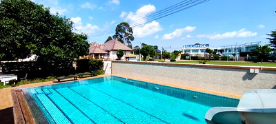 บ้านเดี่ยว หาดบางเสร่ : วิลล่าพูล 4 ห้องนอน บางเสร่