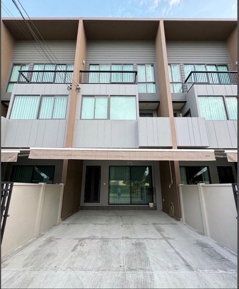 Townhouses for rent : Townhouse for rent, 3 floors, Baan Klang Muang Village, Rama 9 - Krungthep Kreetha, beautiful, fully furnished. Interested, add Line @841qqlnr