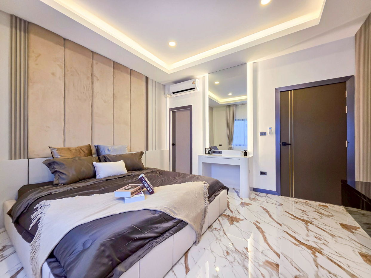 picture Luxury 5-Bedroom Pool Villa for Sale in Thepprasit, South Pattaya - 13/20