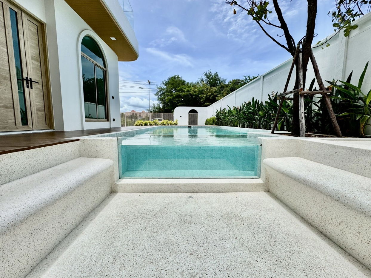 รูป Luxury 5-Bedroom Pool Villa for Sale in Jomtien, Pattaya - รูปที่ 2/7