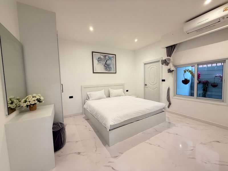 picture 8 Bedrooms Pool Villa in South Pattaya for Rent - 9/15