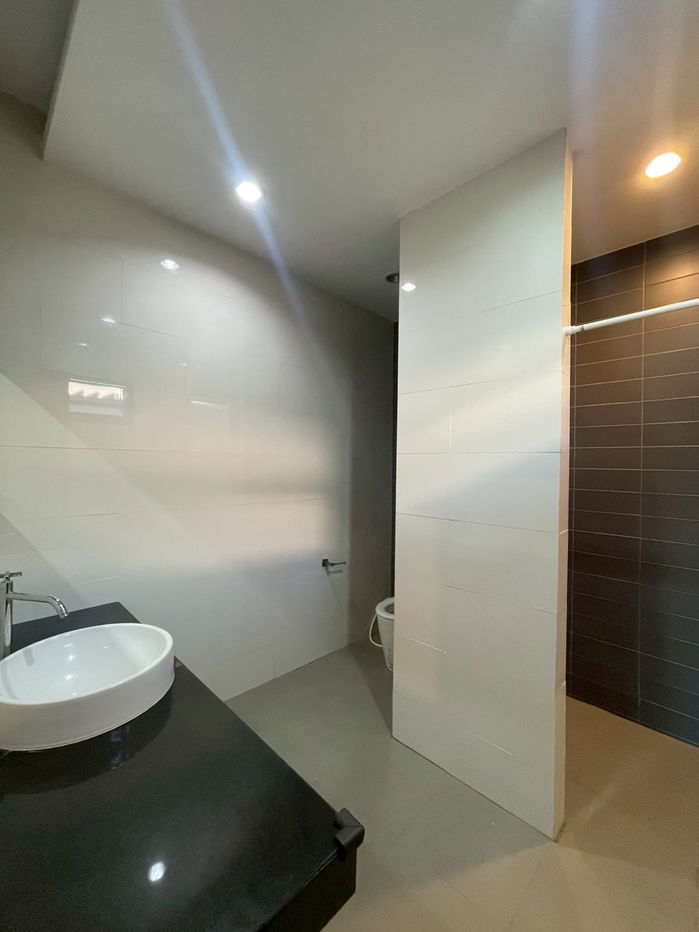 รูป ให้เช่าบ้านเดี่ยวสองชั้น  2 ห้องนอน 3 ห้องน้ำ 1  ห้องครัว  1  ที่จอดรถ - รูปที่ 8/24