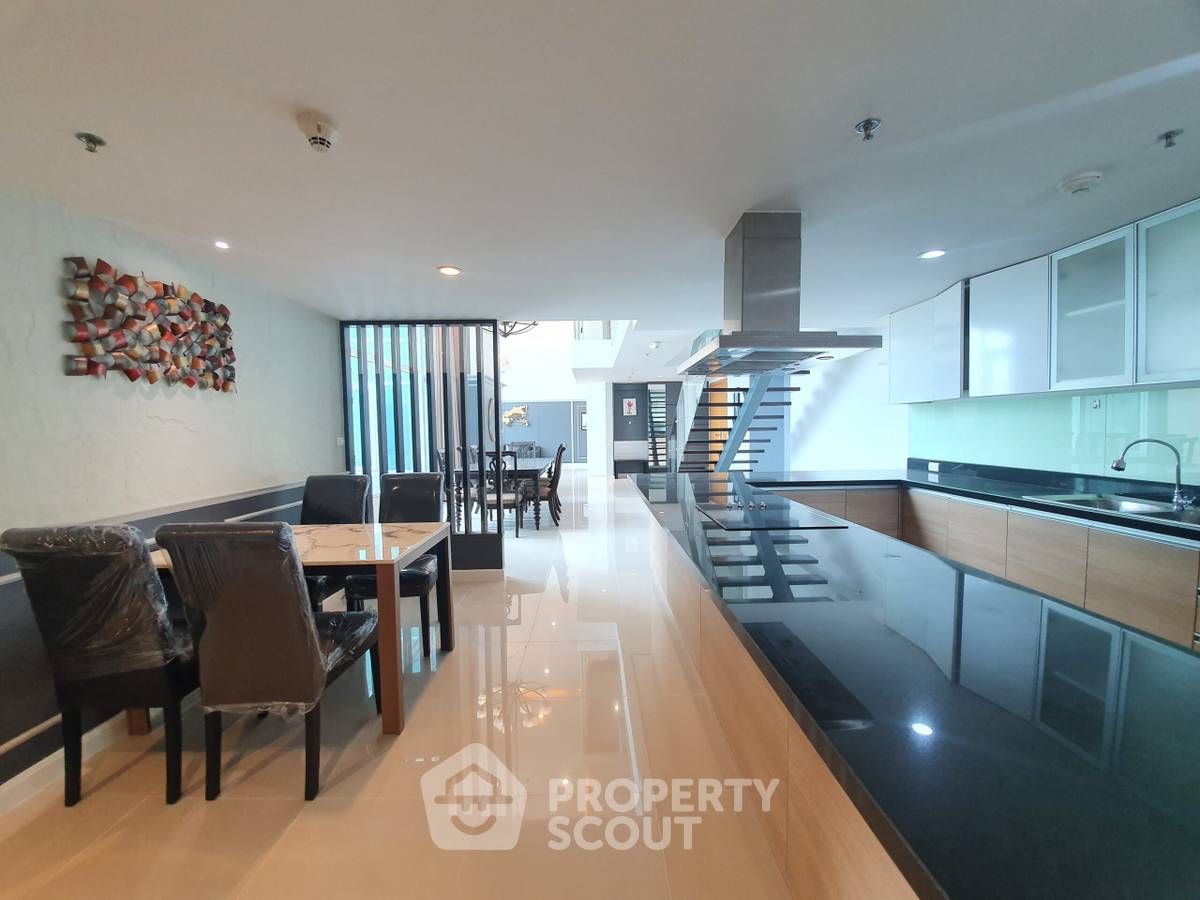 picture 4-BR Condo at Circle Condominium near MRT Phetchaburi (ID 515679) - 6/23