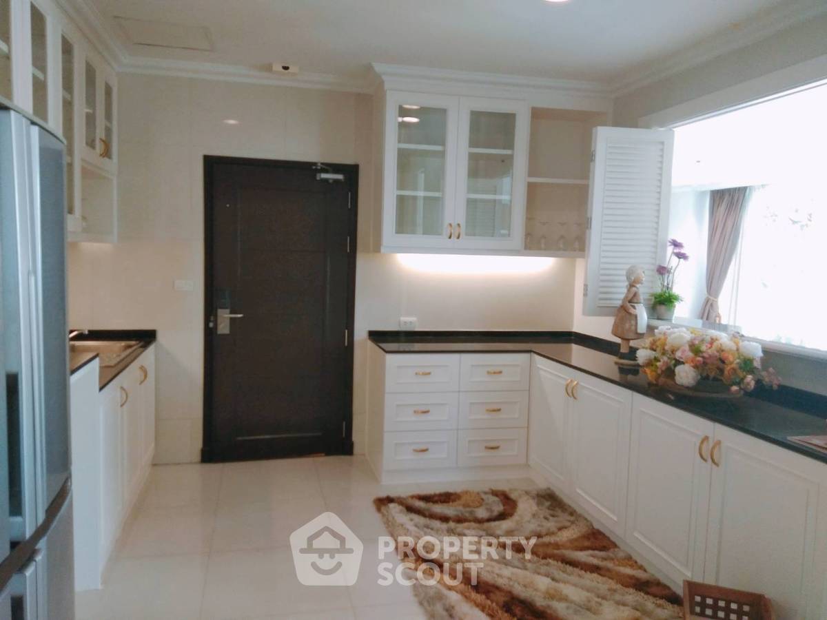picture 4-BR Condo at Piyathip Place near BTS Phrom Phong (ID 659423) - 8/28