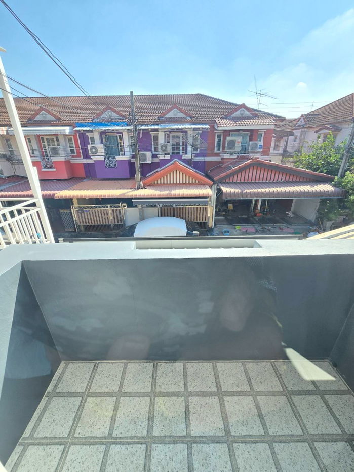 รูป ทาวน์เฮ้าส์ รีโนเวท พร้อมหิ้วกระเป๋าเข้าอยู่ได้เลย  หมู่บ้าน เคซี.รามอินทรา 8 ถนนไทยรามัญ คลองสามวา เฟอร์นิเจอร์มากมาย - รูปที่ 20/26