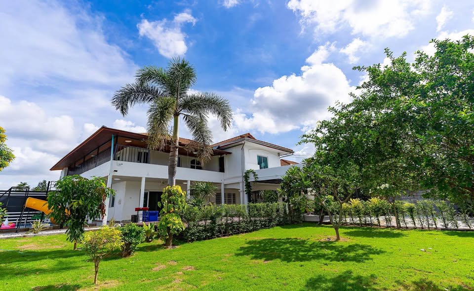 picture Spacious 4-Bedroom Corner Pool Villa for Sale – Mabprachan - 1/13