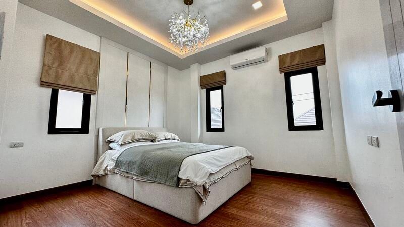 picture Luxury Two-Story Modern Villa for Sale in Huay Yai - 5/8