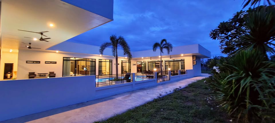 picture Modern Luxury 5 Bedrooms Pool Villa in Khon Kaen for Sale - 9/14