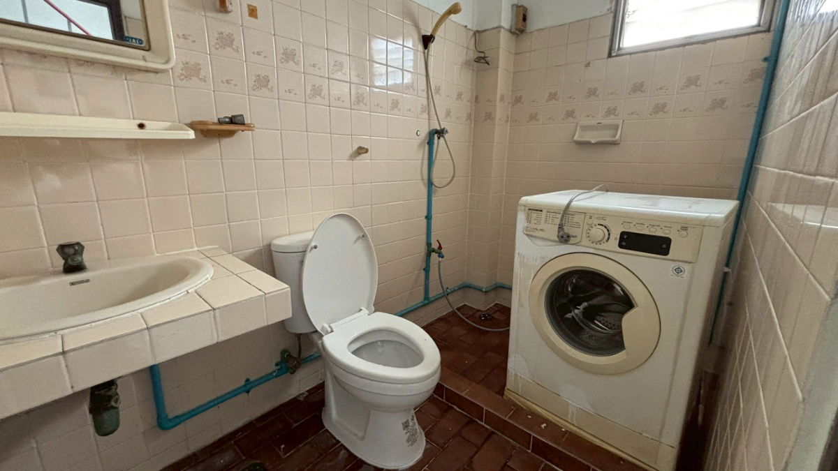 picture Commercial building for sale, 14 sq wah, good location on Petchburi Road. - 17/43