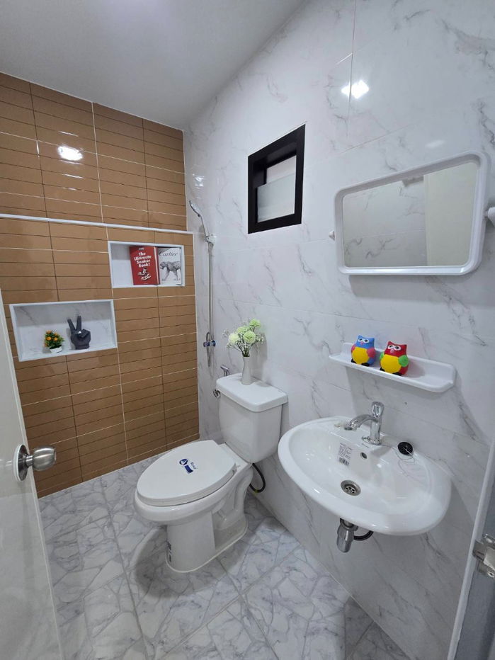 รูป ทาวน์เฮ้าส์ รีโนเวท พร้อมหิ้วกระเป๋าเข้าอยู่ได้เลย  หมู่บ้าน เคซี.รามอินทรา 8 ถนนไทยรามัญ คลองสามวา เฟอร์นิเจอร์มากมาย - รูปที่ 14/26