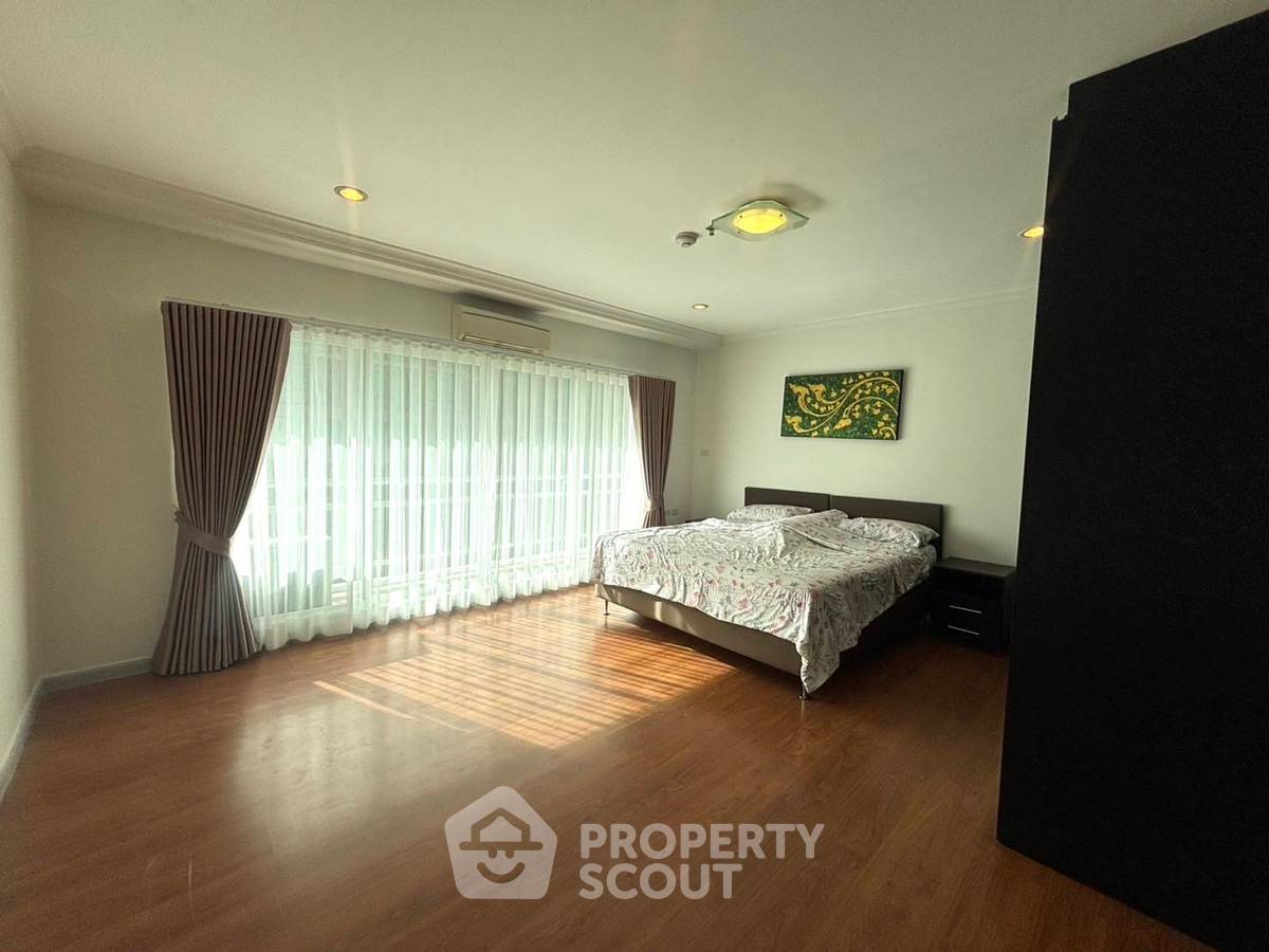 picture 3-BR Condo at Grand Park View Asoke near MRT Sukhumvit (ID 2452796) - 6/13
