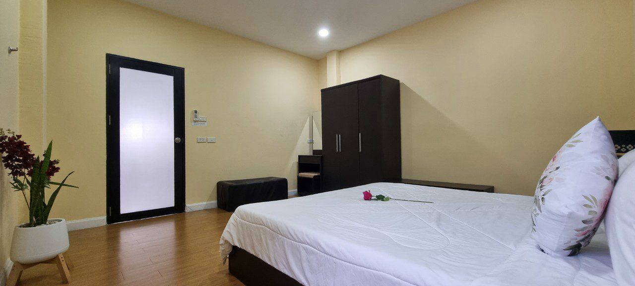 picture Pool Villa in Jomtien 4 Bedrooms for Rent - 11/17