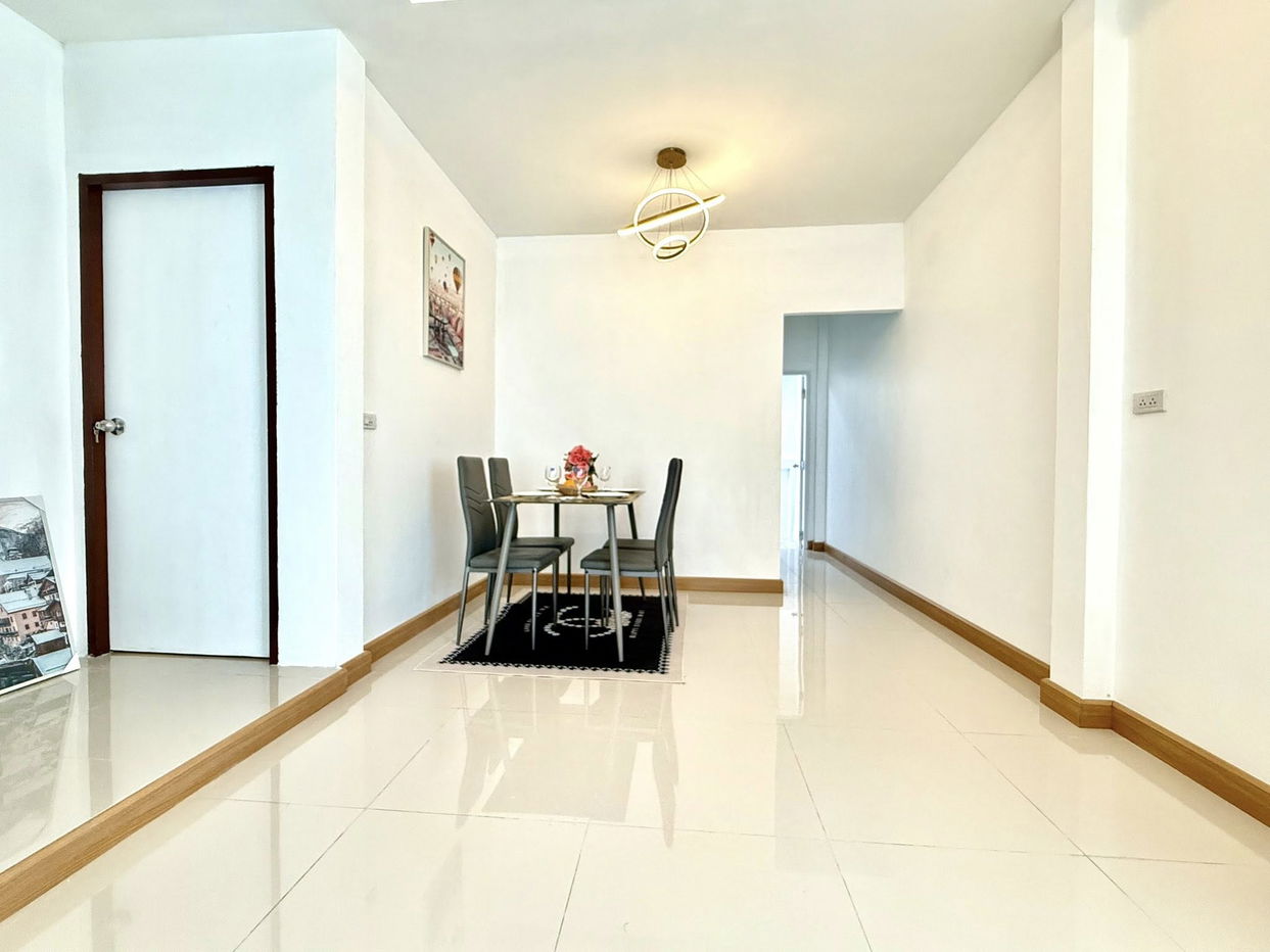 picture Single-Storey Townhouse for Sale in East Pattaya - 6/15