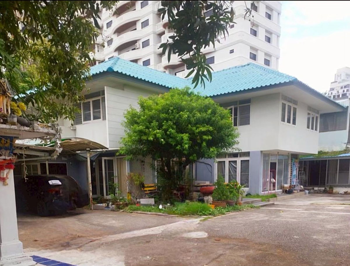 picture 3 Detached Houses with Land at Ekkamai - 1/4