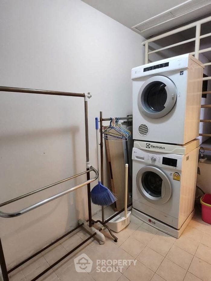 picture 3-BR Condo at The Empire Place near BTS Saint Louis (ID 2462618) - 6/10