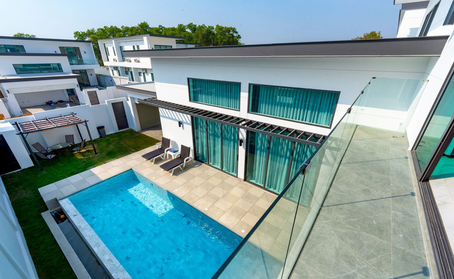 รูป วิลล่าหรู 3 ห้องนอนพร้อมสระว่ายน้ำให้เช่า – ชากนอก - รูปที่ 18/20