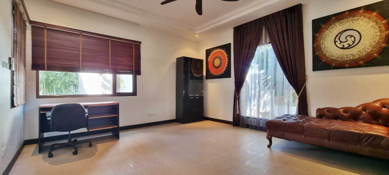 picture 6 Bedrooms Pool Villa in East Pattaya for Sale - 7/24