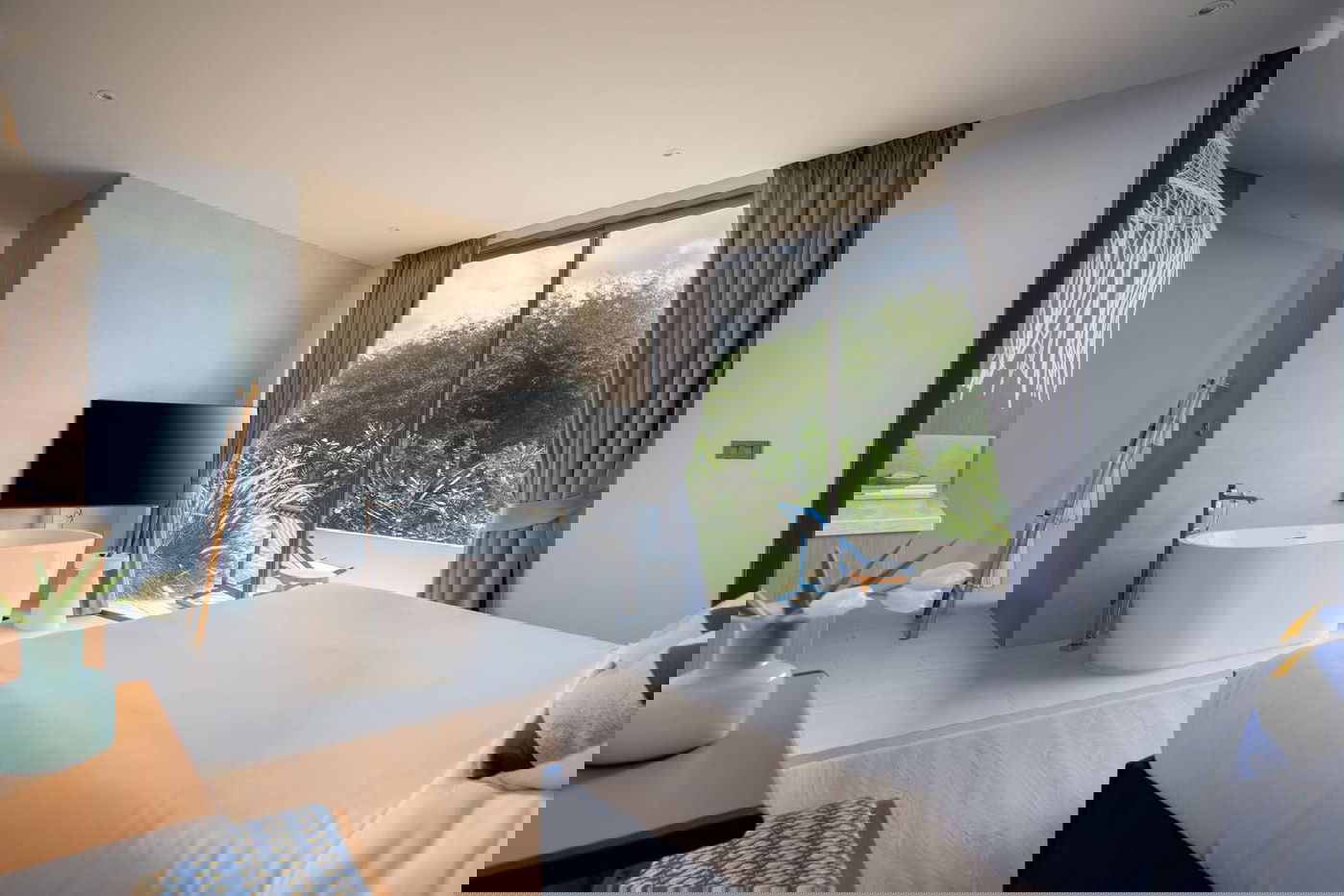 picture Luxury 4 Bedrooms Pool Villa in Na Jomtien for Sale - 10/16