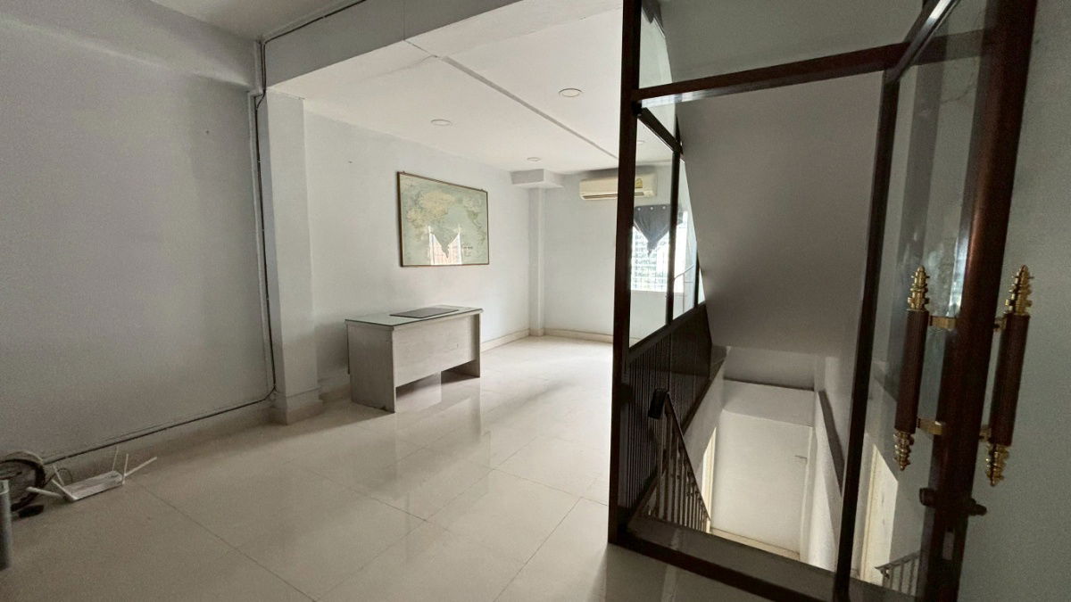 picture Commercial building for sale, 14 sq wah, good location on Petchburi Road. - 21/43