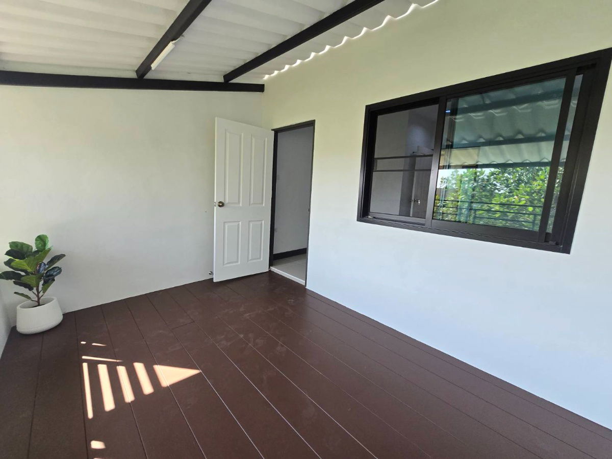 รูป ทาวน์เฮ้าส์2ชั้น รีโนเวทใหม่ ทำเลดี ใกล้สนามบินสุวรรณภูมิ หมู่บ้าน รุ่งนภาเพลส ซอยร่มเกล้า16 มีนบุรี - รูปที่ 27/33