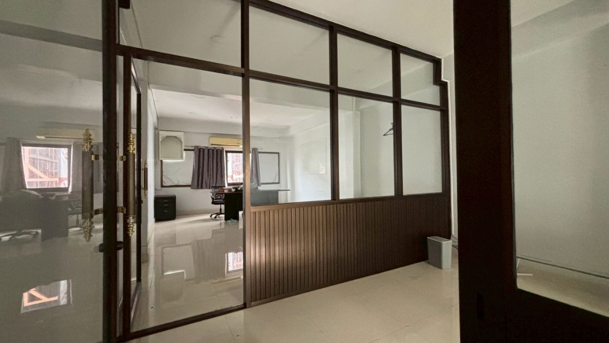 picture Commercial building for sale, 14 sq wah, good location on Petchburi Road. - 23/43