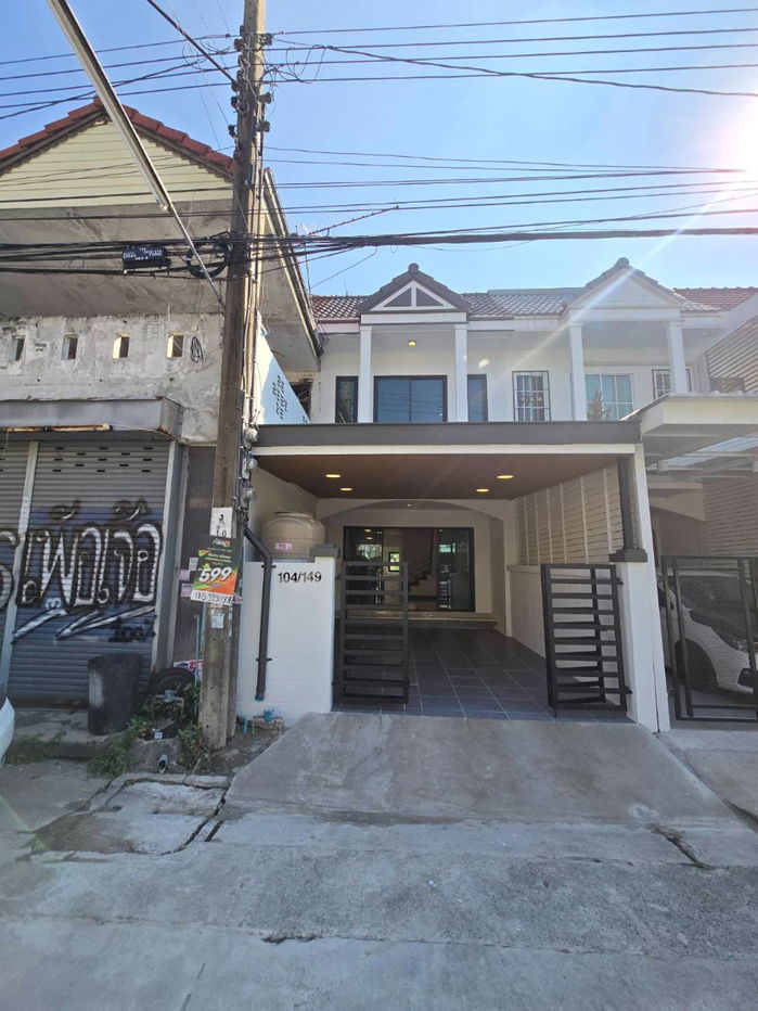 รูป ทาวน์เฮ้าส์2ชั้น รีโนเวทใหม่ ทำเลดี ใกล้สนามบินสุวรรณภูมิ หมู่บ้าน รุ่งนภาเพลส ซอยร่มเกล้า16 มีนบุรี - รูปที่ 1/33