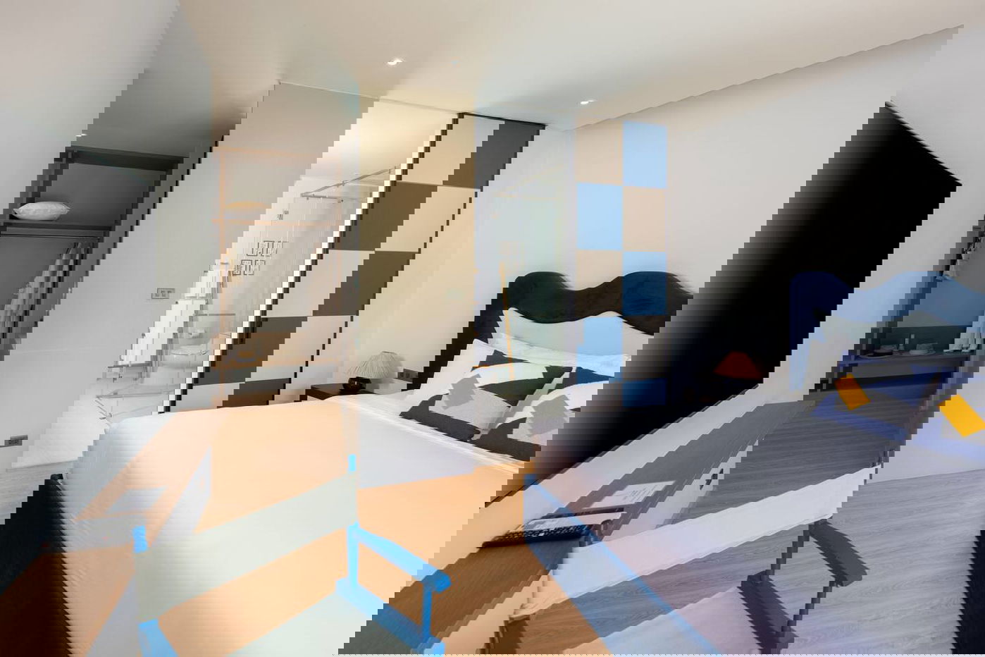 picture Luxury 4 Bedrooms Pool Villa in Na Jomtien for Sale - 8/16