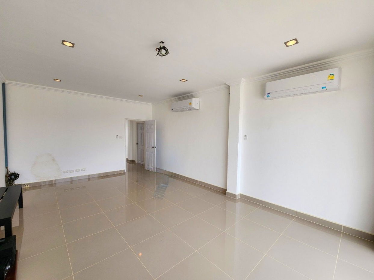 picture Luxury Pool Villa for Sale in Bang Saray - 11/20