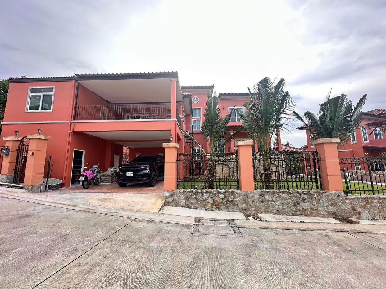 picture Italian Country-Style Villa in East Pattaya - 1/12