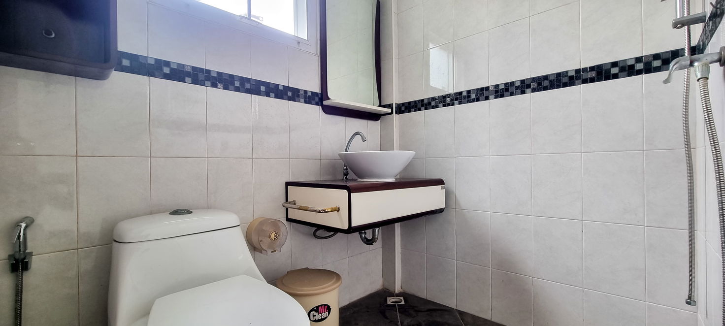 picture Exquisite 3-Storey Luxury Residence for Sale in Bang Saray - 19/19